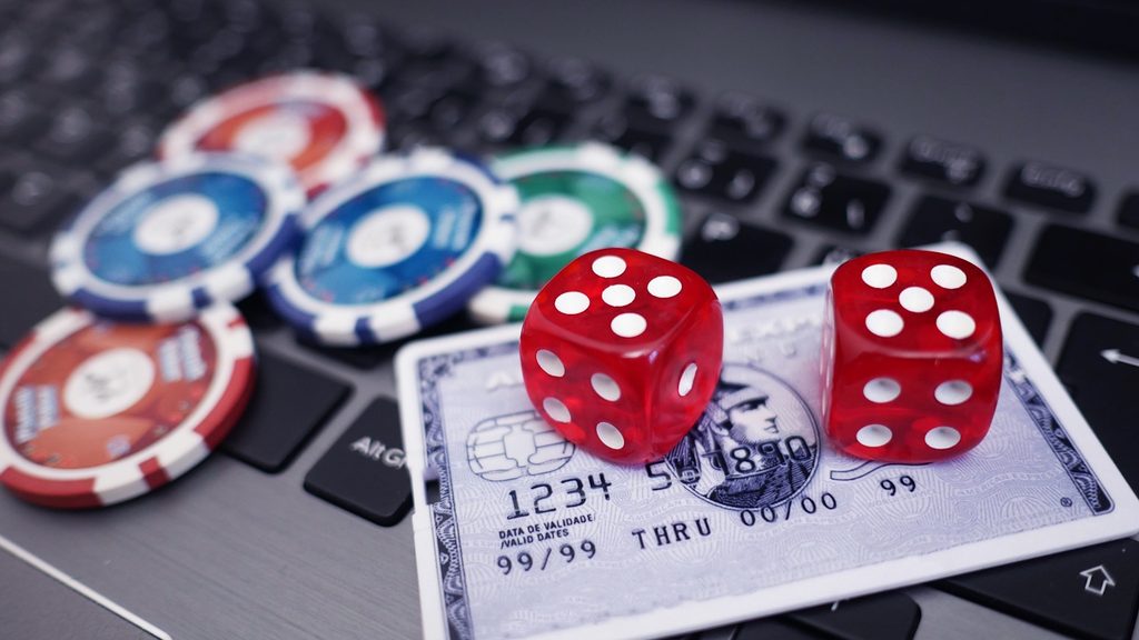Spielchips auf einer Tastatur