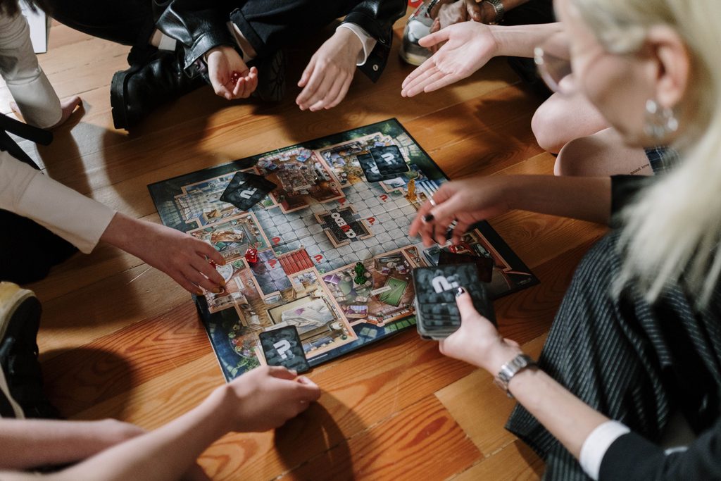 Cluedo - Das klassische Detektivspiel um Mord und Geheimnisse 5 Freundesgruppe die Cluedo spielt