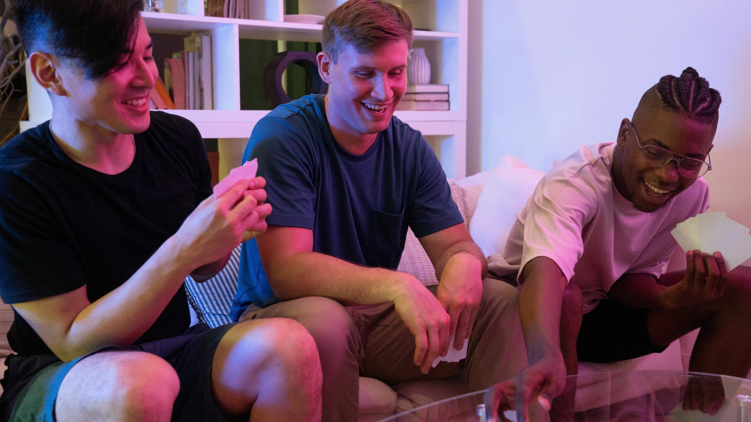 Wer bin ich? - Raten, lachen und gemeinsam Spaß haben 4 Freunde, die gemeinsam Spaß haben