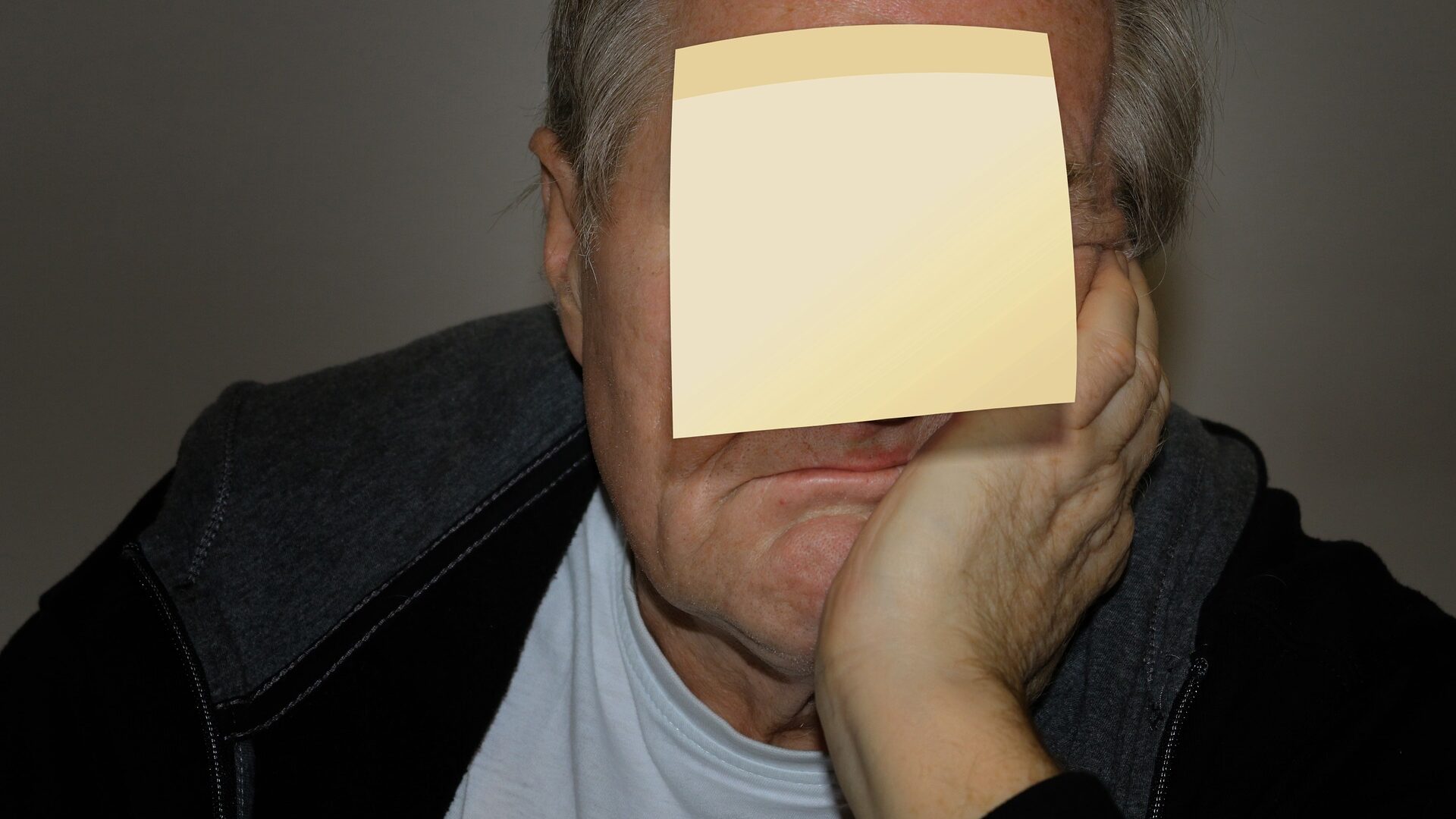 Wer bin ich? - Raten, lachen und gemeinsam Spaß haben 1 Jemand mit einem Post-It auf der Stirn